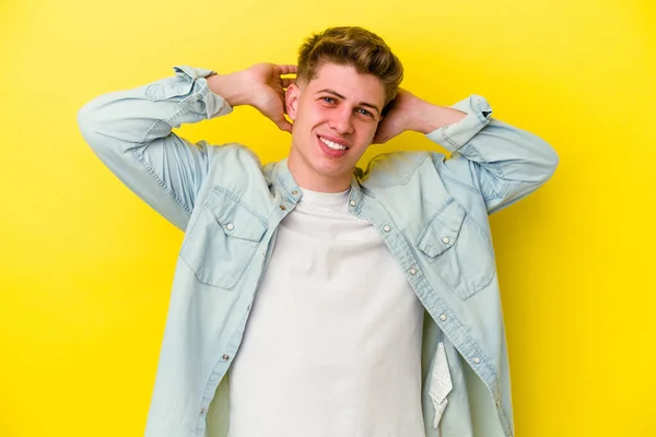 Jonge Blanke Man Geïsoleerd Gele Achtergrond Gevoel Vertrouwen Met Handen — Stockfoto