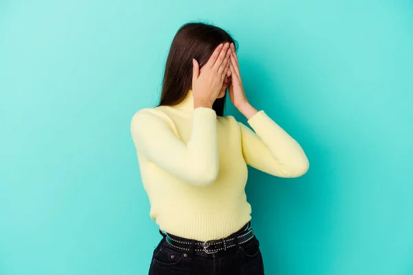 Mujer Joven Caucásica Aislada Sobre Fondo Azul Asustada Cubriendo Los —  Fotos de Stock