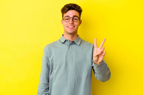 Junger Kaukasischer Mann Isoliert Auf Gelbem Hintergrund Zeigt Siegeszeichen Und — Stockfoto