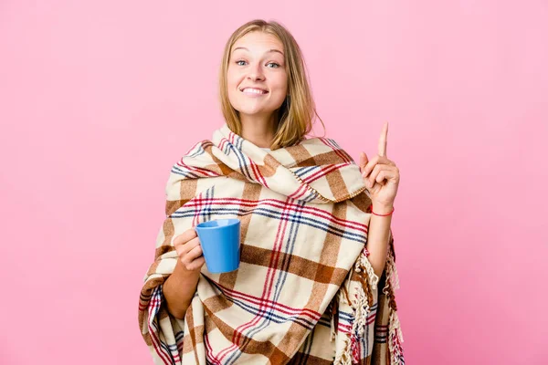 Mujer Rusa Joven Envuelta Una Manta Bebiendo Café Indica Con —  Fotos de Stock