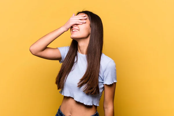 Mujer India Joven Aislada Sobre Fondo Amarillo Ríe Alegremente Manteniendo —  Fotos de Stock