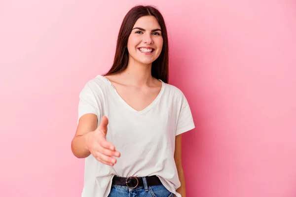 Jeune Femme Caucasienne Isolée Sur Fond Rose Étirant Main Caméra — Photo