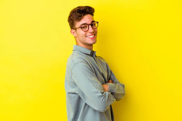 Νεαρός Καυκάσιος Άνδρας Απομονωμένος Κίτρινο Φόντο Χαρούμενος Χαμογελαστός Και Χαρούμενος — Φωτογραφία Αρχείου