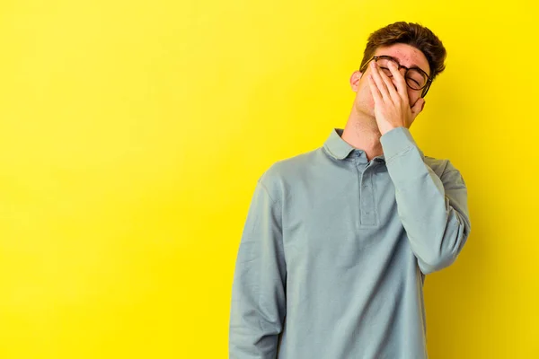 Giovane Uomo Caucasico Isolato Sfondo Giallo Ridendo Felice Spensierato Emozione — Foto Stock