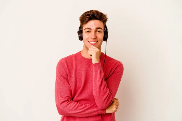 Mladý Běloch Naslouchá Hudbě Izolované Bílém Pozadí Usmívá Šťastný Sebejistý — Stock fotografie