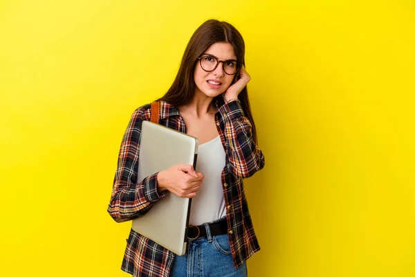 Mladá Běloška Studentka Drží Notebook Izolovaný Růžovém Pozadí Zakrývající Uši — Stock fotografie