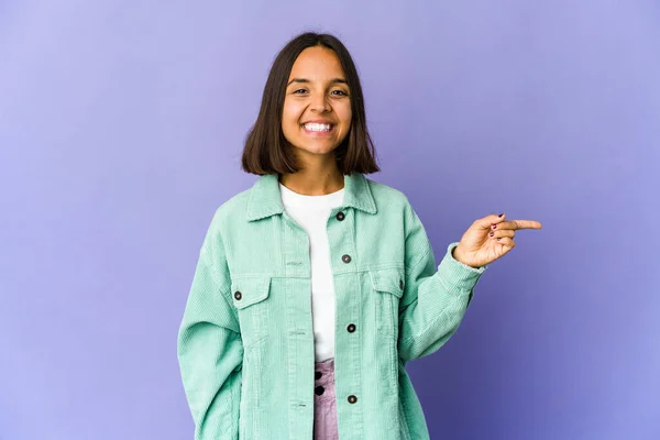 Joven Mujer Raza Mixta Sonriendo Alegremente Señalando Con Dedo Índice —  Fotos de Stock