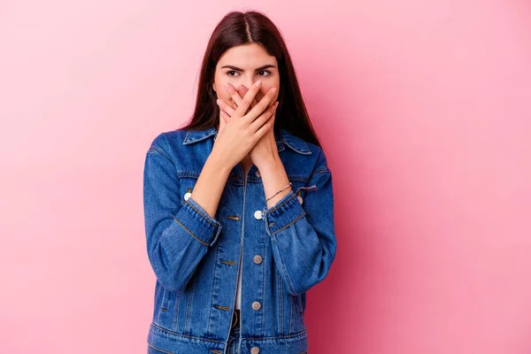 Jeune Femme Caucasienne Isolée Sur Fond Rose Riant Quelque Chose — Photo