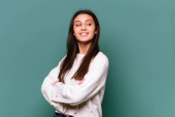 Jonge Indiaanse Vrouw Geïsoleerd Blauwe Achtergrond Lachen Plezier Hebben — Stockfoto