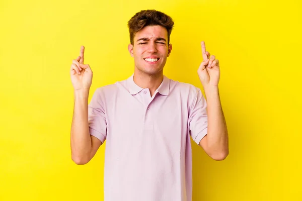 Νεαρός Καυκάσιος Άνδρας Απομονωμένος Κίτρινο Φόντο Σταυρώνει Δάχτυλα Για Την — Φωτογραφία Αρχείου