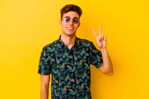 Junger Kaukasischer Mann Einem Hawaiihemd Auf Gelbem Hintergrund Mit Siegeszeichen — Stockfoto