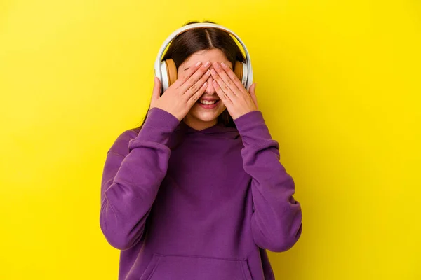 Mladá Běloška Která Poslouchá Hudbu Sluchátky Izolovanými Růžovém Pozadí Zakrývá — Stock fotografie