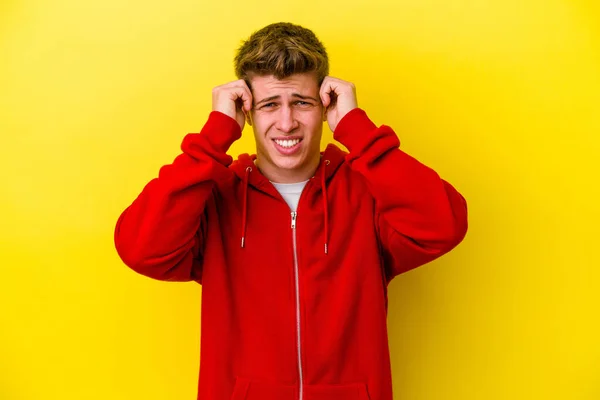 Joven Hombre Caucásico Aislado Sobre Fondo Amarillo Llorando Infeliz Con — Foto de Stock