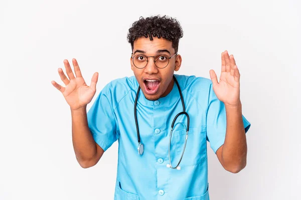 Junge Afrikanische Amerikanische Lockige Krankenschwester Mann Isoliert Überrascht Und Schockiert — Stockfoto