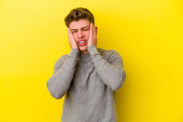 Jovem Caucasiano Isolado Fundo Amarelo Choramingando Chorando Desconsoladamente — Fotografia de Stock