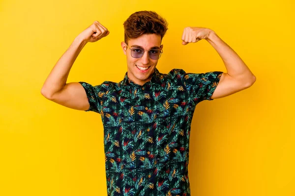 Junger Kaukasischer Mann Einem Hawaiihemd Auf Gelbem Hintergrund Das Eine — Stockfoto
