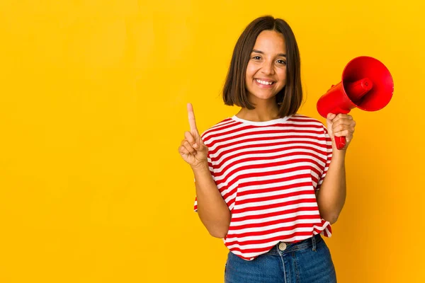 Jeune Femme Hispanique Tenant Mégaphone Montrant Numéro Avec Doigt — Photo