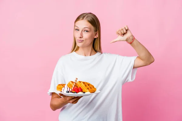 Zole Edilmiş Bir Waffle Yiyen Genç Rus Kadın Gururlu Kendinden — Stok fotoğraf