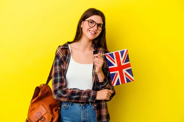 Junge Frau Studiert Englisch Isoliert Auf Rosa Hintergrund Lachen Und — Stockfoto
