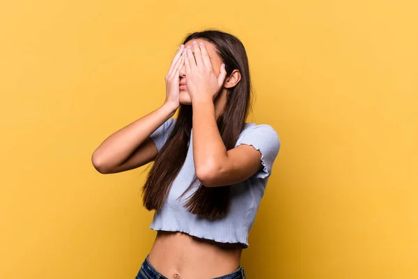 Jeune Femme Indienne Isolée Sur Fond Jaune Peur Couvrant Les — Photo