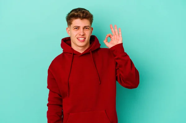 Jeune Homme Caucasien Isolé Sur Fond Bleu Joyeux Confiant Montrant — Photo