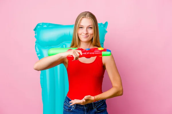 Ung Rysk Kvinna Leker Med Vattenpistol Med Luftmadrass Håller Något — Stockfoto