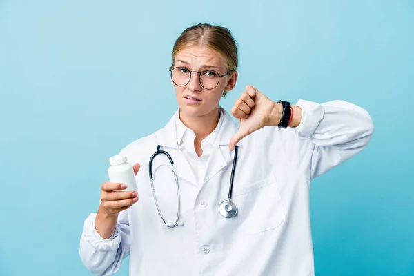 Ung Rysk Läkare Kvinna Håller Piller Flaska Blå Visar Tummen — Stockfoto