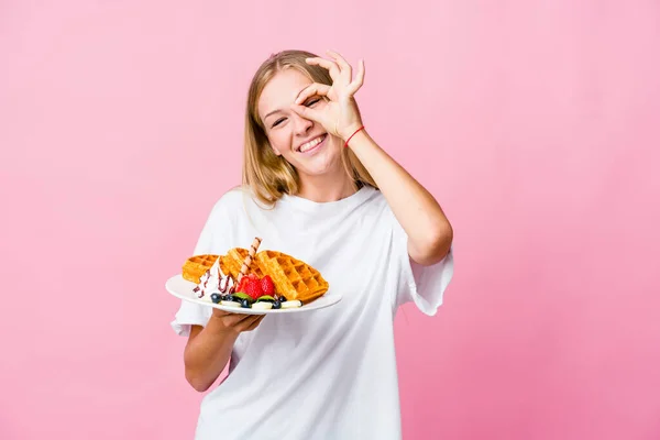 Junge Russische Frau Isst Eine Waffel Isoliert Erregt Halten Geste — Stockfoto