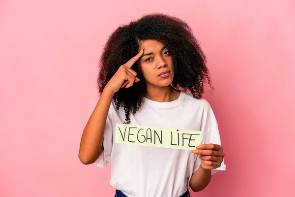 Jovem Afro Americana Encaracolada Segurando Cartaz Vegan Vida Apontando Templo — Fotografia de Stock