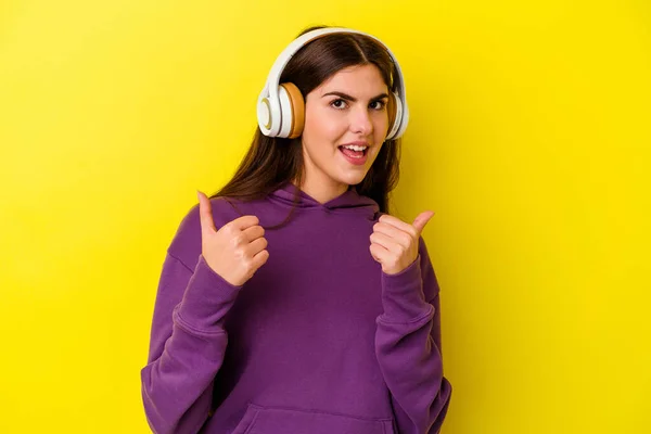 Νεαρή Καυκάσια Γυναίκα Που Ακούει Μουσική Ακουστικά Απομονωμένα Ροζ Φόντο — Φωτογραφία Αρχείου