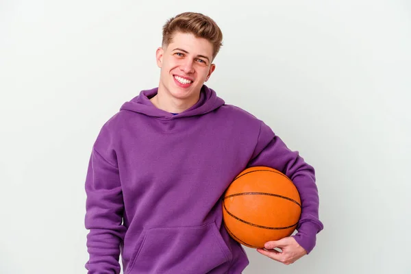 若いですCaucasian男遊びバスケットボール隔離された背景幸せ 笑顔と陽気 — ストック写真