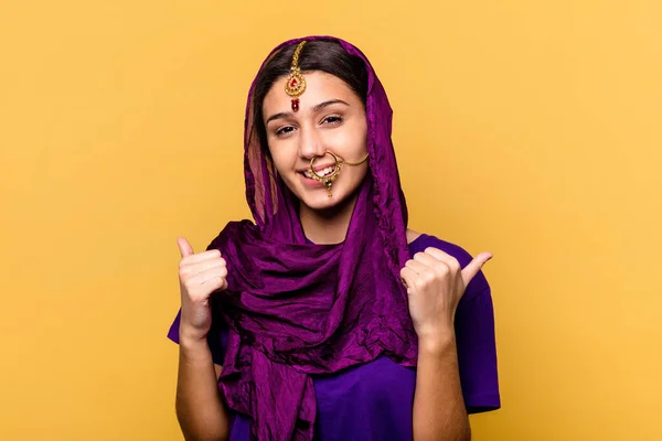 Jovem Indiana Vestindo Uma Roupa Tradicional Sari Isolado Fundo Amarelo — Fotografia de Stock