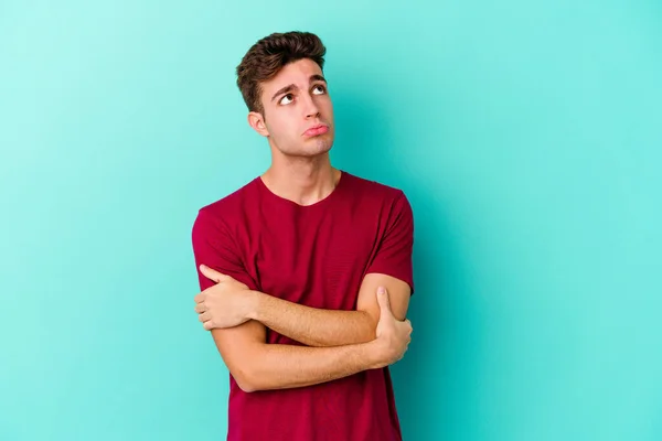 Jovem Caucasiano Isolado Fundo Azul Cansado Uma Tarefa Repetitiva — Fotografia de Stock