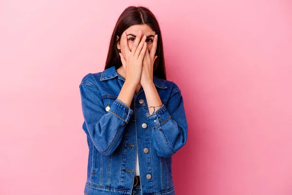 Jonge Blanke Vrouw Geïsoleerd Roze Achtergrond Knipperen Camera Door Vingers — Stockfoto