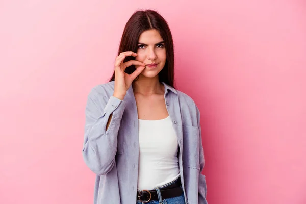 Mulher Caucasiana Jovem Isolado Fundo Rosa Com Dedos Nos Lábios — Fotografia de Stock