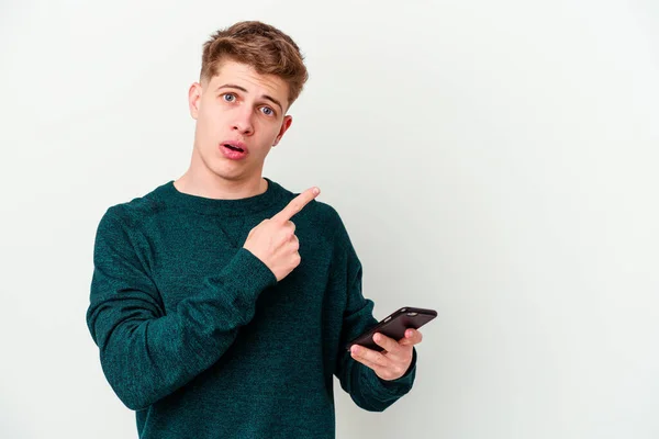 Νεαρός Καυκάσιος Ξανθός Άντρας Που Χρησιμοποιεί Τηλέφωνο Απομονωμένο Λευκό Φόντο — Φωτογραφία Αρχείου