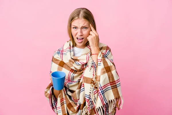 Mujer Rusa Joven Envuelta Una Manta Bebiendo Café Mostrando Gesto —  Fotos de Stock