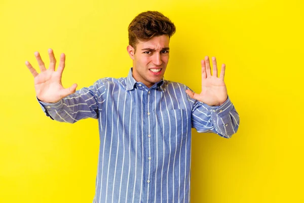 Young Caucasian Man Isolated Yellow Background Upset Screaming Tense Hands — Stock Photo, Image