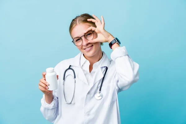 Ung Rysk Läkare Kvinna Håller Piller Flaska Blå Glada Hålla — Stockfoto