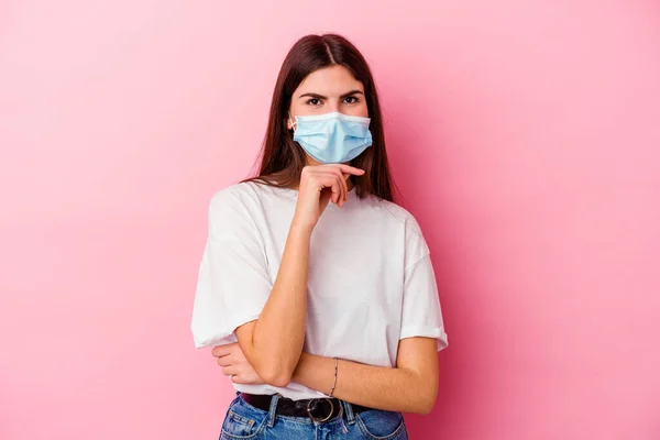 Jonge Blanke Vrouw Draagt Een Masker Voor Virus Geïsoleerd Roze — Stockfoto