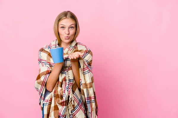 Joven Rusa Envuelta Una Manta Bebiendo Café Doblando Los Labios —  Fotos de Stock