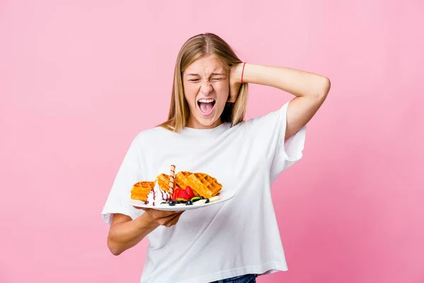 Genç Rus Kadın Waffle Yiyor Kulaklarını Yalıtıp Yüksek Ses Duymamaya — Stok fotoğraf