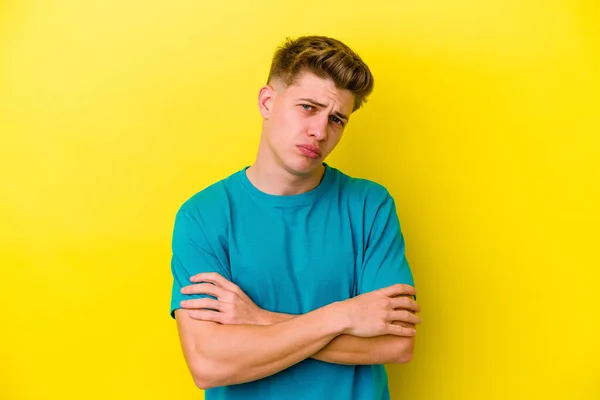 Jonge Blanke Man Geïsoleerd Gele Achtergrond Die Zich Verveelt Vermoeid — Stockfoto