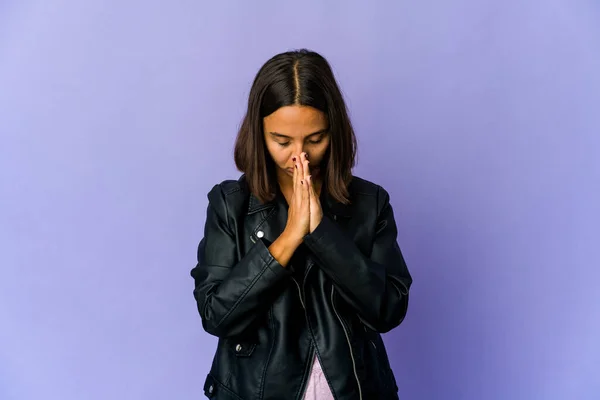 Joven Mujer Raza Mixta Rezando Mostrando Devoción Persona Religiosa Buscando — Foto de Stock