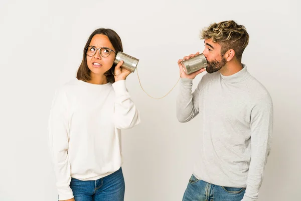 Jovens Amigos Hispânicos Conversando Através Sistema Lata Tentando Ouvir Uma — Fotografia de Stock