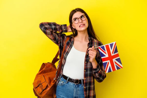 Jonge Vrouw Studeren Engels Geïsoleerd Roze Achtergrond Aanraken Achterkant Van — Stockfoto