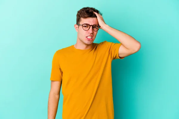Young Caucasian Man Isolated Blue Background Forgetting Something Slapping Forehead — Stock Photo, Image