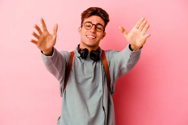 Junger Student Mann Isoliert Auf Rosa Hintergrund Fühlt Sich Zuversichtlich — Stockfoto