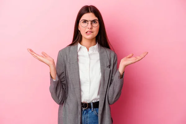 Ung Kaukasisk Affärskvinna Isolerad Rosa Bakgrund Förvirrad Och Tveksam Ryckande — Stockfoto