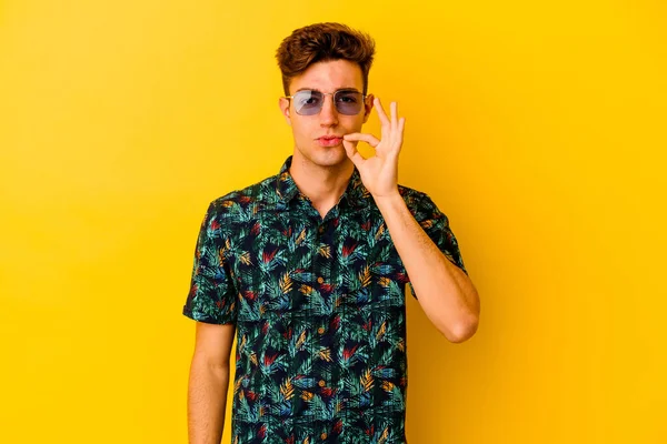 Junger Kaukasischer Mann Einem Hawaiihemd Auf Gelbem Hintergrund Mit Fingern — Stockfoto